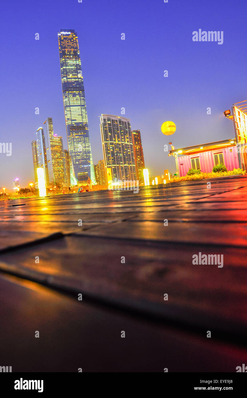 Isola di Hong Kong con grattacieli di notte in Cina. Foto Stock Isola di Hong Kong con grattacieli di notte in Cina. Foto Stock
