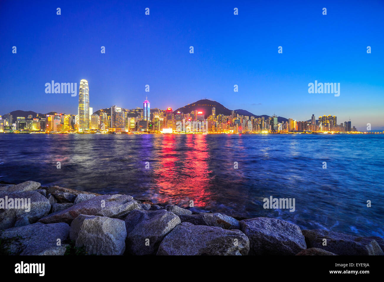 Isola di Hong Kong con grattacieli di notte in Cina. Foto Stock Isola di Hong Kong con grattacieli di notte in Cina. Foto Stock