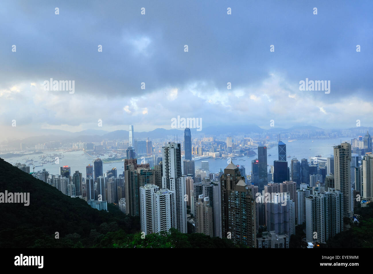 Isola di Hong Kong dal Victoria Peak Park, Cina Foto Stock Isola di Hong Kong dal Victoria Peak Park, Cina Foto Stock