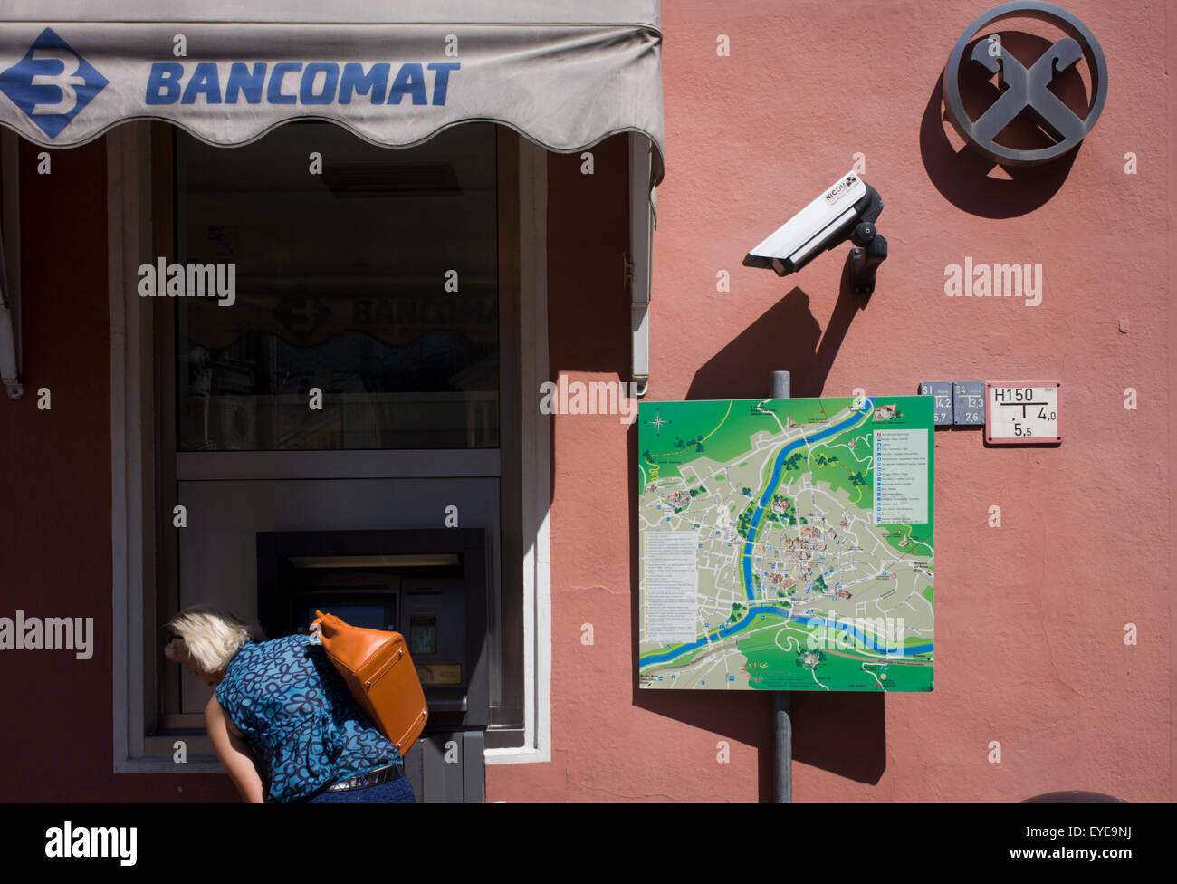 Sotto lo sguardo di CCTV, un cliente utilizza un Bancomat cash dispenser in Italia del nord sud città tirolese di Bolzano. Foto Stock