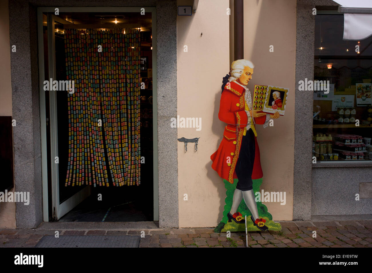 Pubblicità 'Mozartkugeln' è una vita-size cut-out del compositore austriaco Wolfgang Amadeus Mozart in Bressanone, Italia. Foto Stock