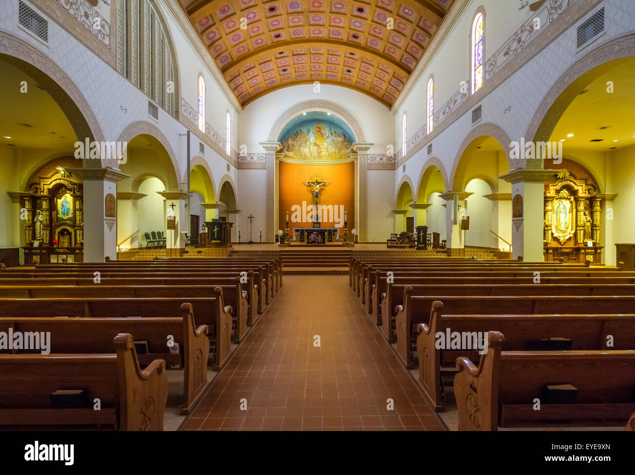 Il santuario interiore della Cattedrale di Sant'Agostino nel centro cittadino di Tucson, Arizona, Stati Uniti. Foto Stock