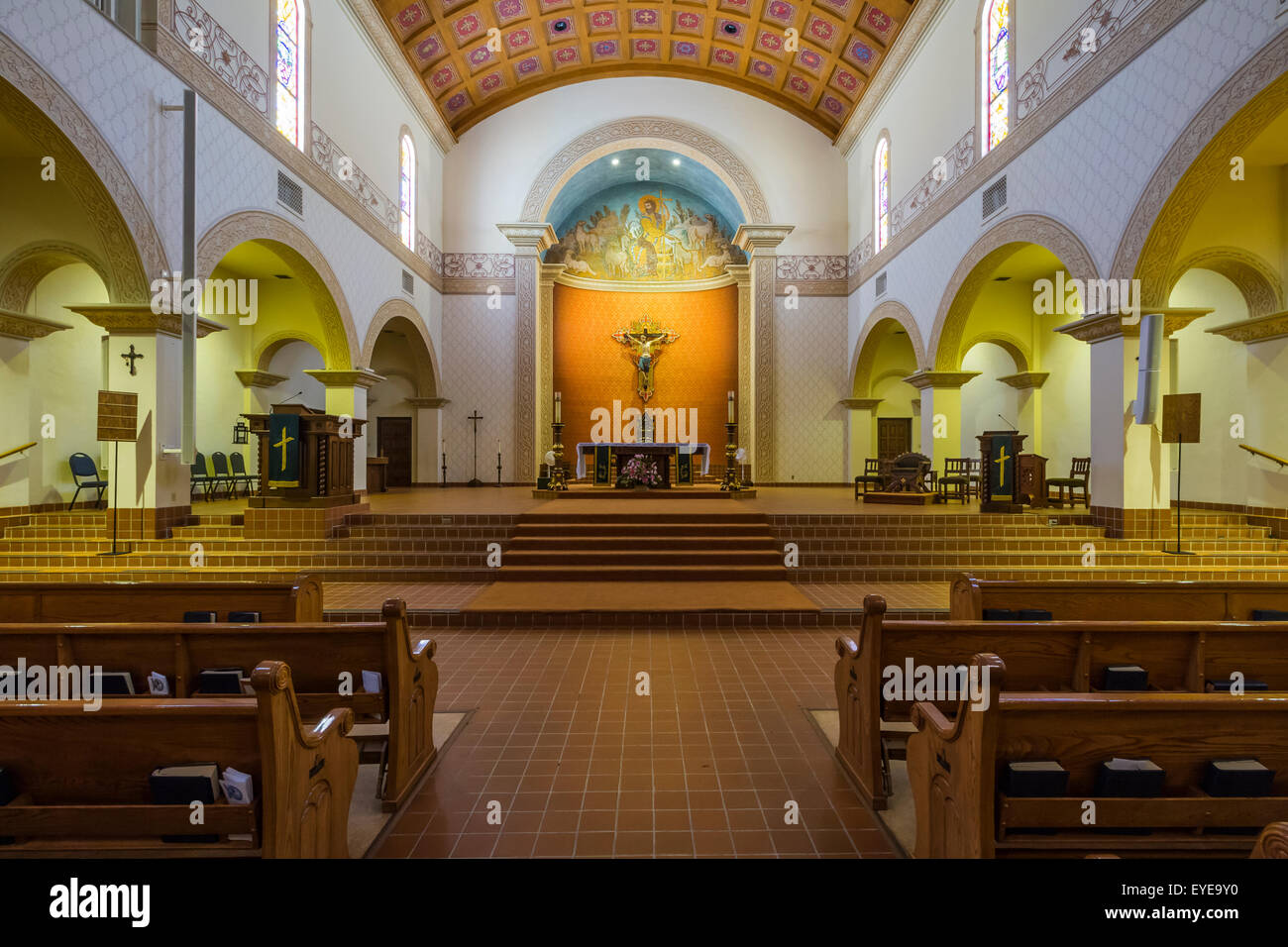 Il santuario interiore della Cattedrale di Sant'Agostino nel centro cittadino di Tucson, Arizona, Stati Uniti. Foto Stock
