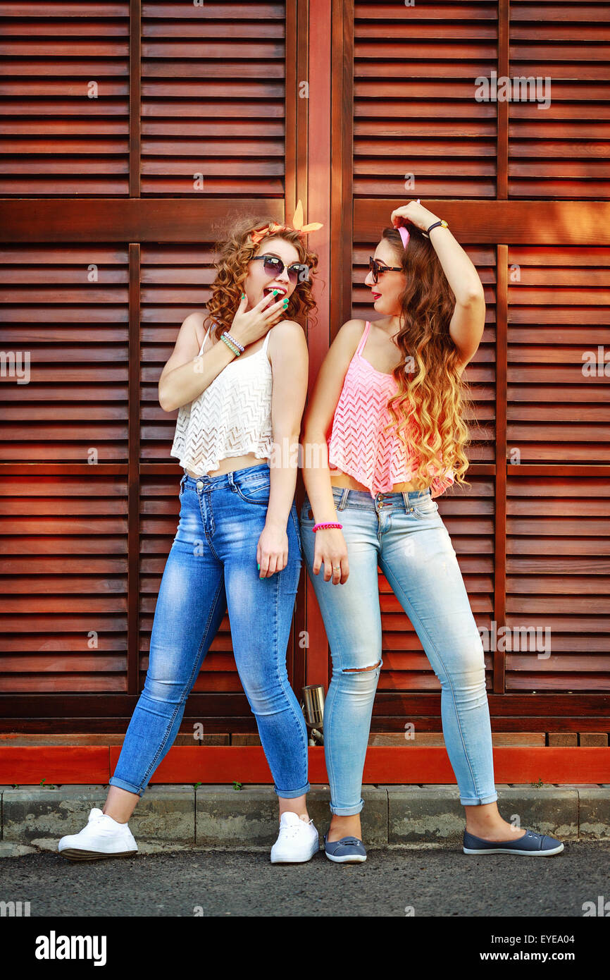 I migliori amici sono vestiti in stile pin-up. Le ragazze ridono. Il  concetto di amicizia vera Foto stock - Alamy