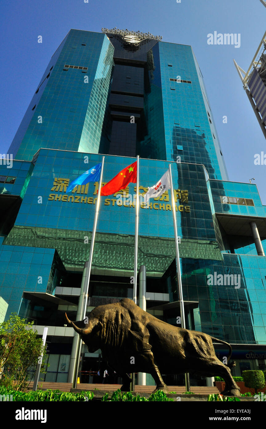 Borsa con bull davanti il agosto 03, 2011 a Shenzhen, Cina Foto Stock