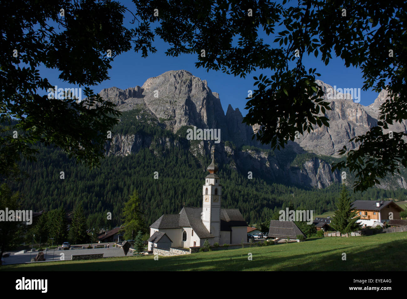 La chiesa a Colfosco circondato da montagne delle Dolomiti, Alto Adige, Italia. Foto Stock