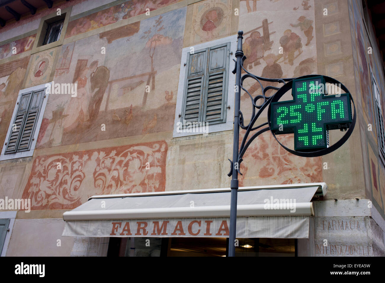 Edificio affrescato e dot matrix termometro e altre informazioni nella parte moderna della città di Cortina d'Ampezzo, Veneto, Italia. Foto Stock