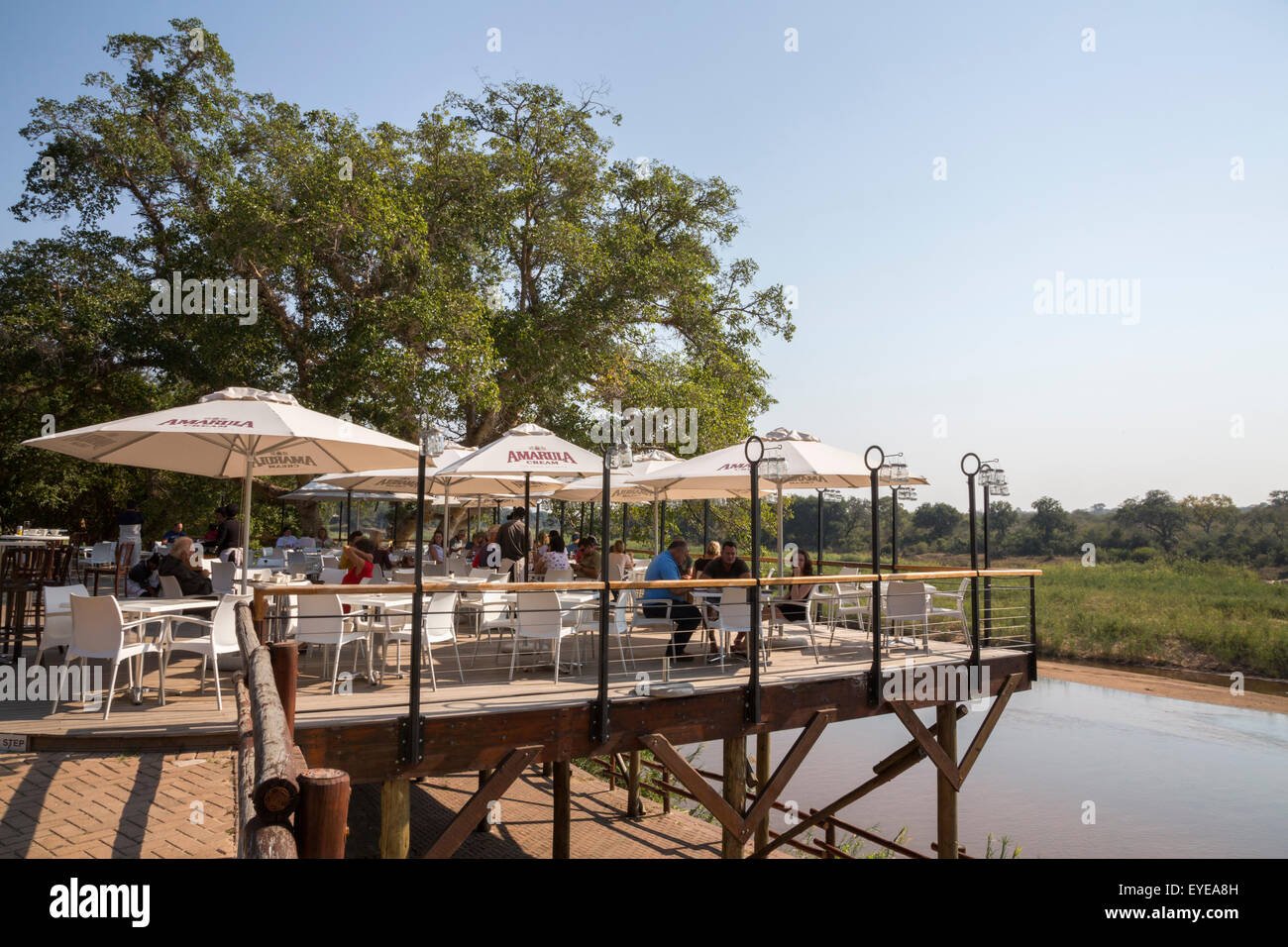 Sala da pranzo esterna, Skukuza rest camp, Kruger National Park, Sud Africa Foto Stock