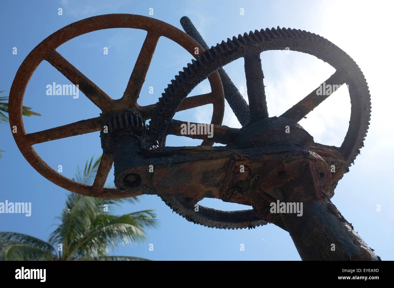 Valvola industriale, acciaio valvole flangiato sulla spiaggia Foto Stock