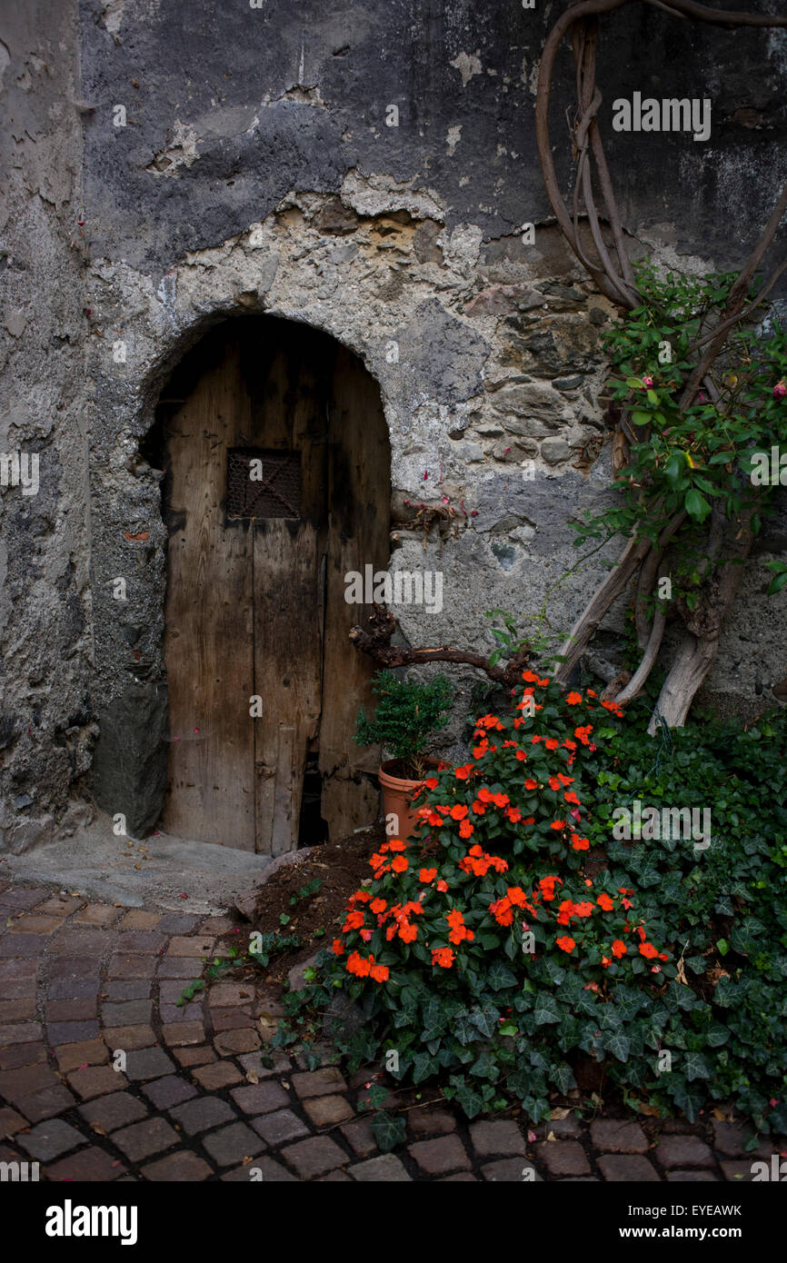 Tipici portali in legno in una stradina secondaria e il cortile della moderna città di Klausen-Chiusa in Alto Adige, nord Italia. Foto Stock
