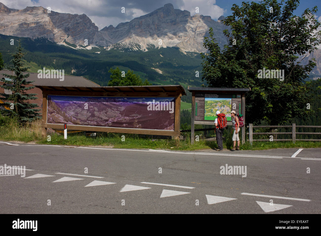 Gli escursionisti di fronte panaoramic vista delle montagne delle Dolomiti a La Villa in Alta Badia Alto Adige - Italia Foto Stock