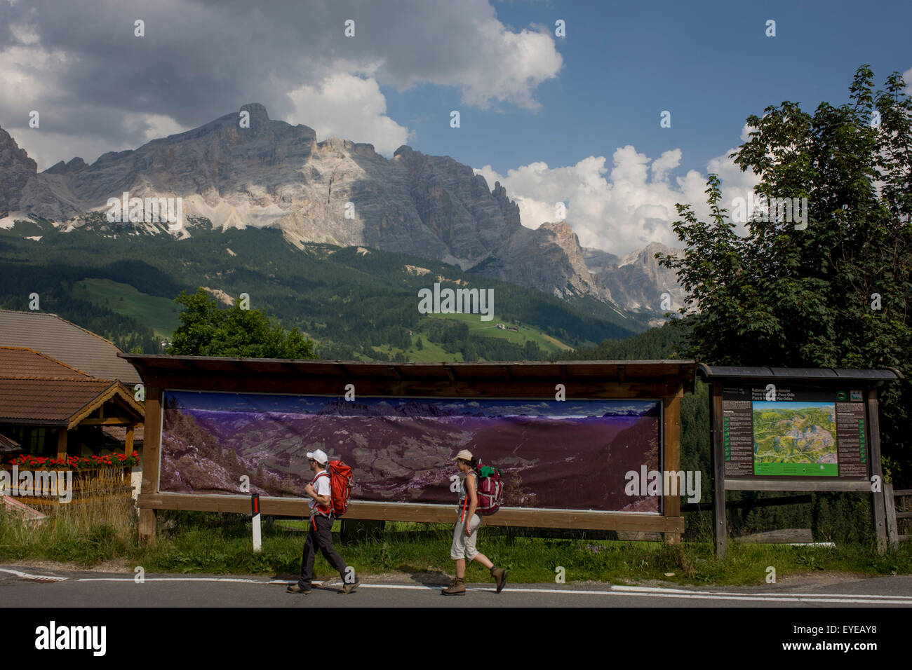 Gli escursionisti di fronte panaoramic vista delle montagne delle Dolomiti a La Villa in Alta Badia Alto Adige - Italia Foto Stock