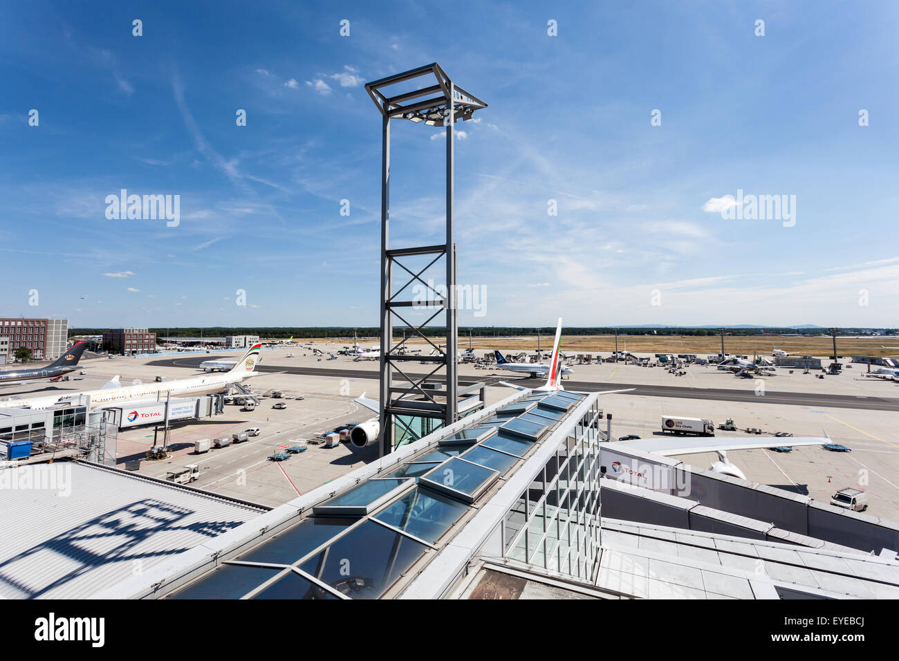 Pista vista dalla terrazza visitatori presso l'Aeroporto Internazionale di Francoforte (FRA) Foto Stock