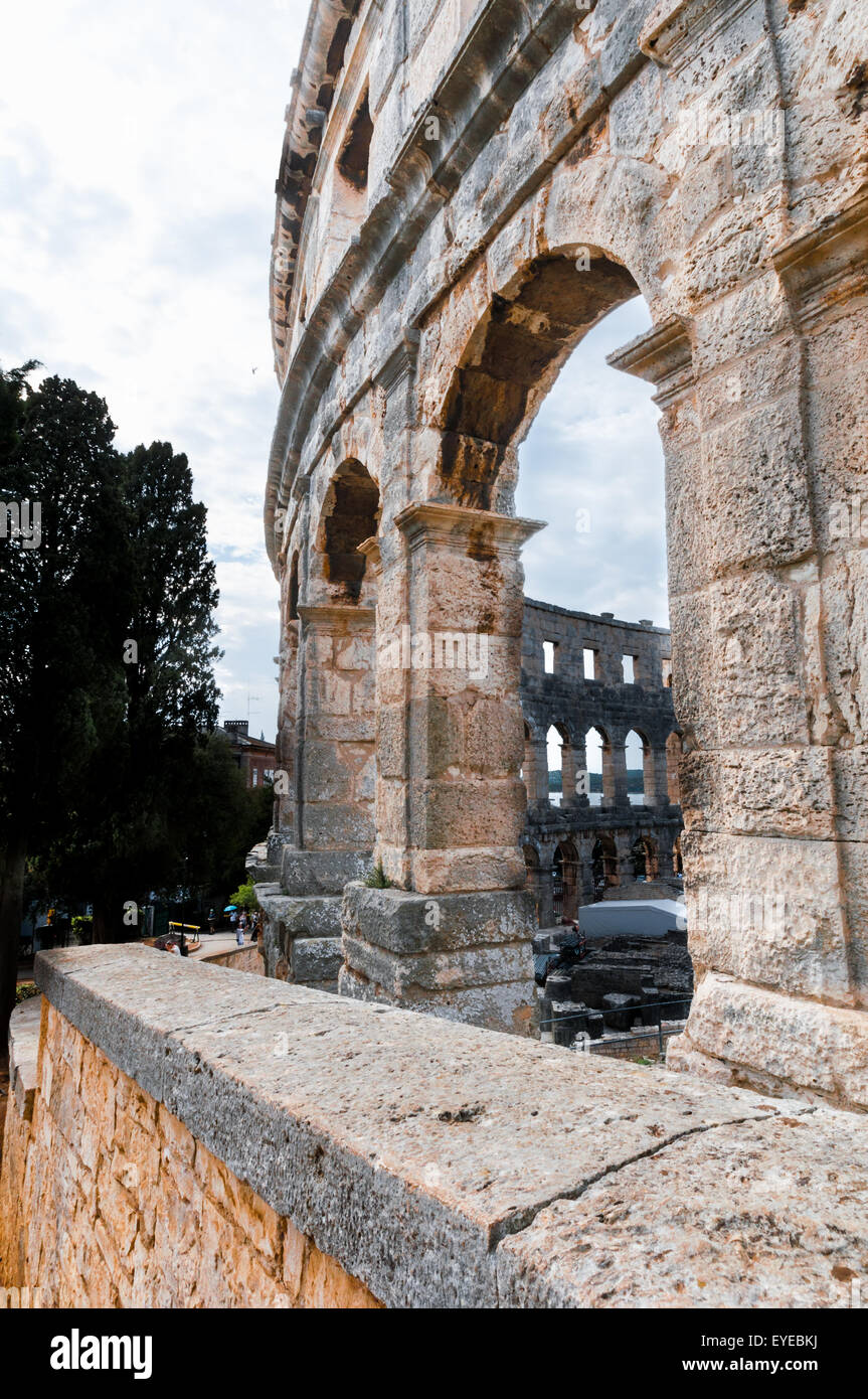 Anfiteatro Romano (Arena) in Pula. Fu costruito nel 27 A.C. - 68 D.C. ed è tra i sei principali superstite arene romane in W Foto Stock Anfiteatro Romano (Arena) in Pula. Fu costruito nel 27 A.C. - 68 D.C. ed è tra i sei principali superstite arene romane in W Foto Stock