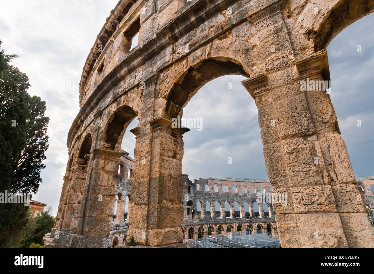 Vista dell'anfiteatro romano (Arena) in Pula. Fu costruito nel 27 A.C. - 68 D.C. ed è tra i sei principali superstiti sono romano Foto Stock Vista dell'anfiteatro romano (Arena) in Pula. Fu costruito nel 27 A.C. - 68 D.C. ed è tra i sei principali superstiti sono romano Foto Stock