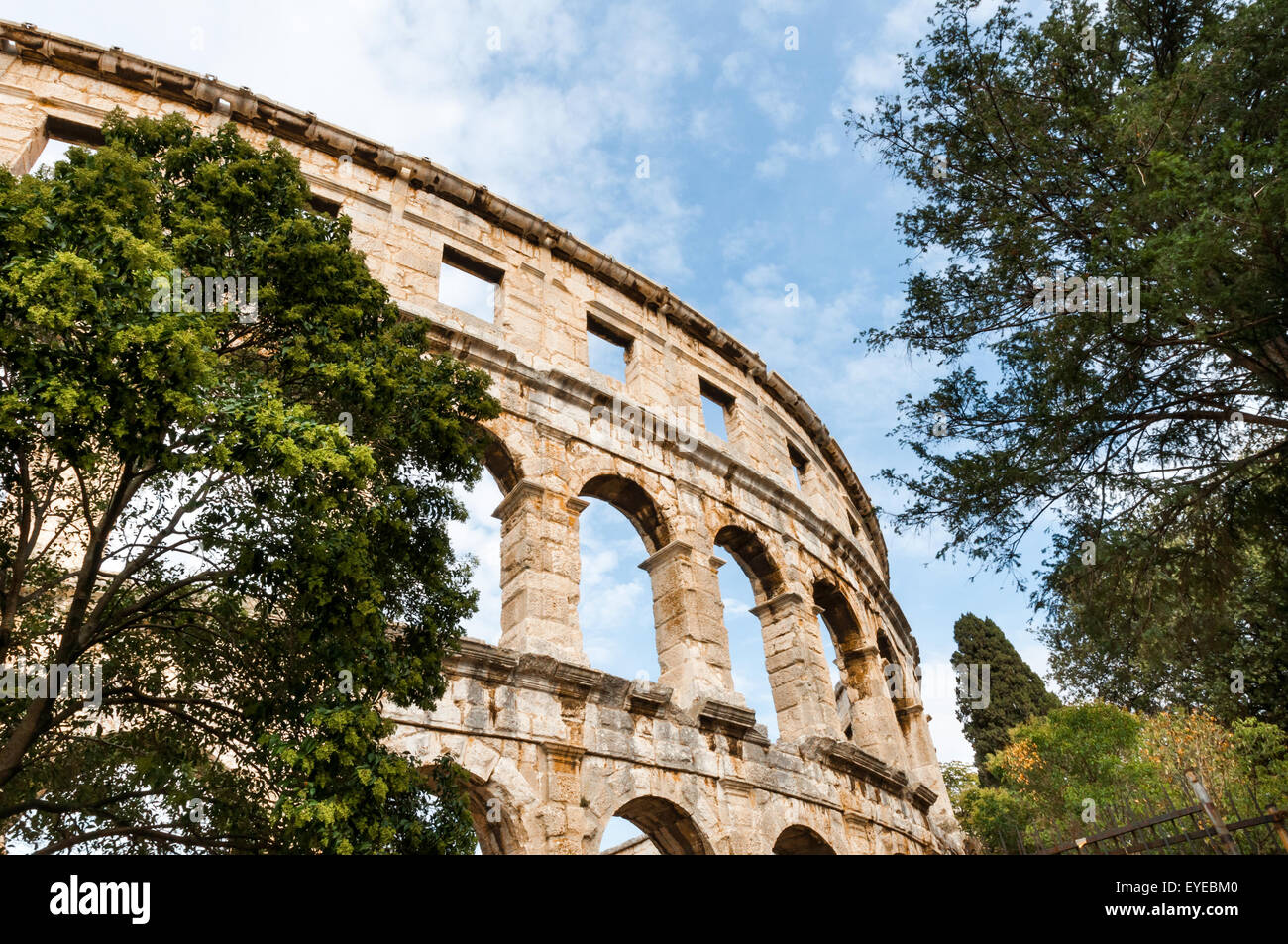Colosseo romano a Pola, in Croazia. Fu costruito nel 27 A.C. - 68 D.C. ed è tra i sei principali superstite arene romane nel wor Foto Stock Colosseo romano a Pola, in Croazia. Fu costruito nel 27 A.C. - 68 D.C. ed è tra i sei principali superstite arene romane nel wor Foto Stock