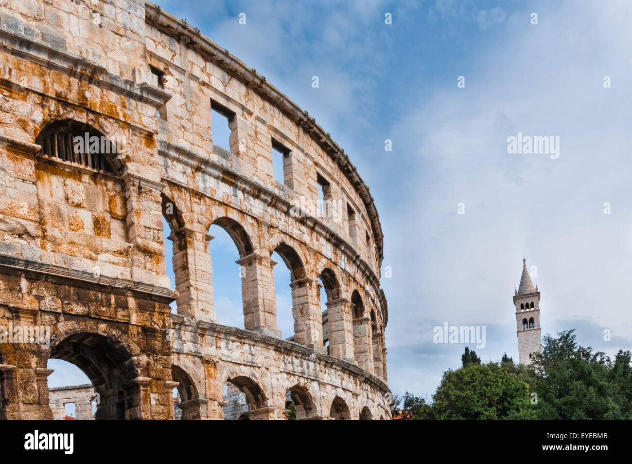 Anfiteatro Romano (Arena) a Pola Istria Croazia Europa. Fu costruito nel 27 A.C. - 68 D.C. ed è tra i sei principali sopravvivere Foto Stock Anfiteatro Romano (Arena) a Pola Istria Croazia Europa. Fu costruito nel 27 A.C. - 68 D.C. ed è tra i sei principali sopravvivere Foto Stock