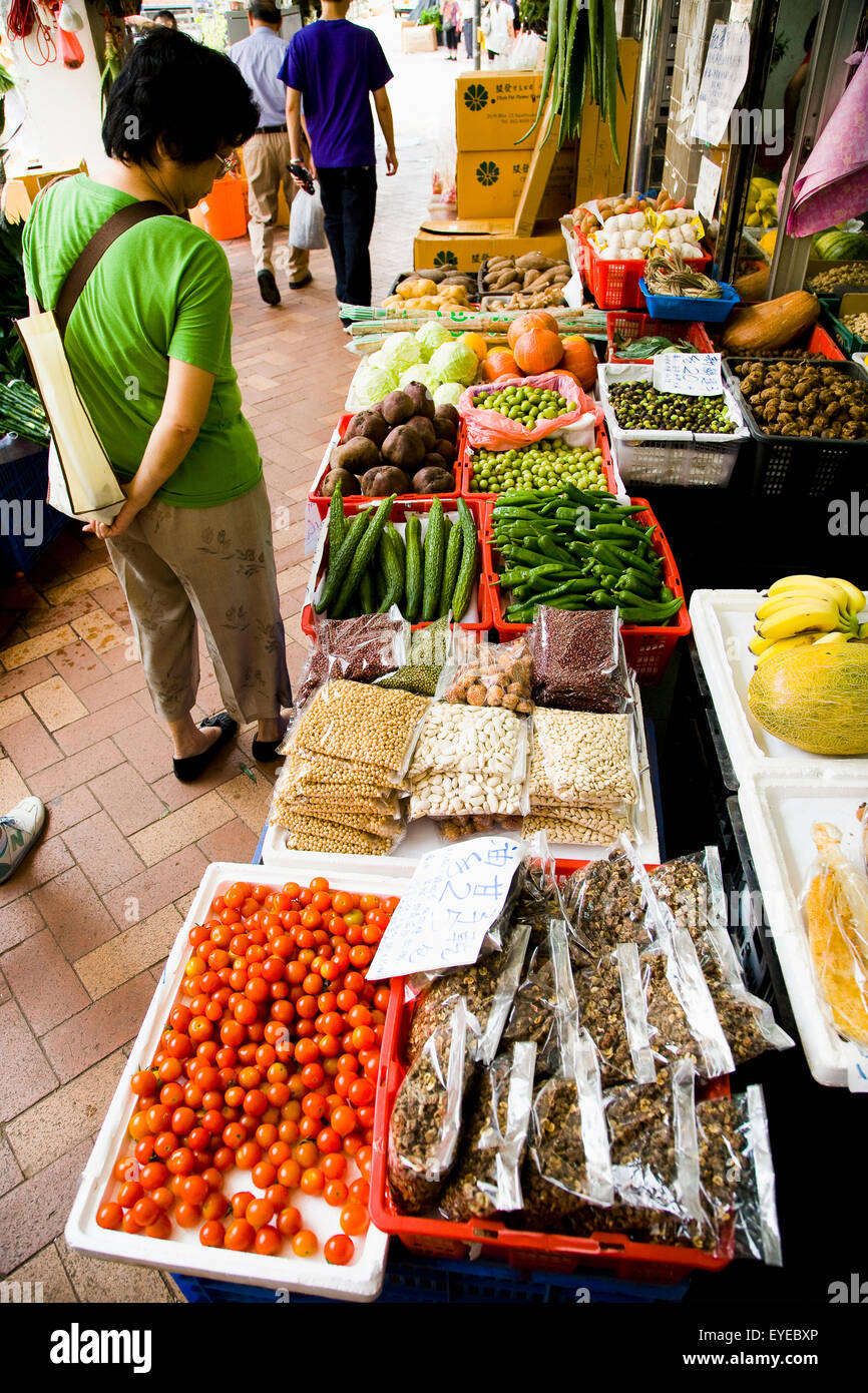 Cina, Hong Kong, verdure e aloe vera anche per la vendita; Kowloon, frutta, il mercato dei fiori Foto Stock
