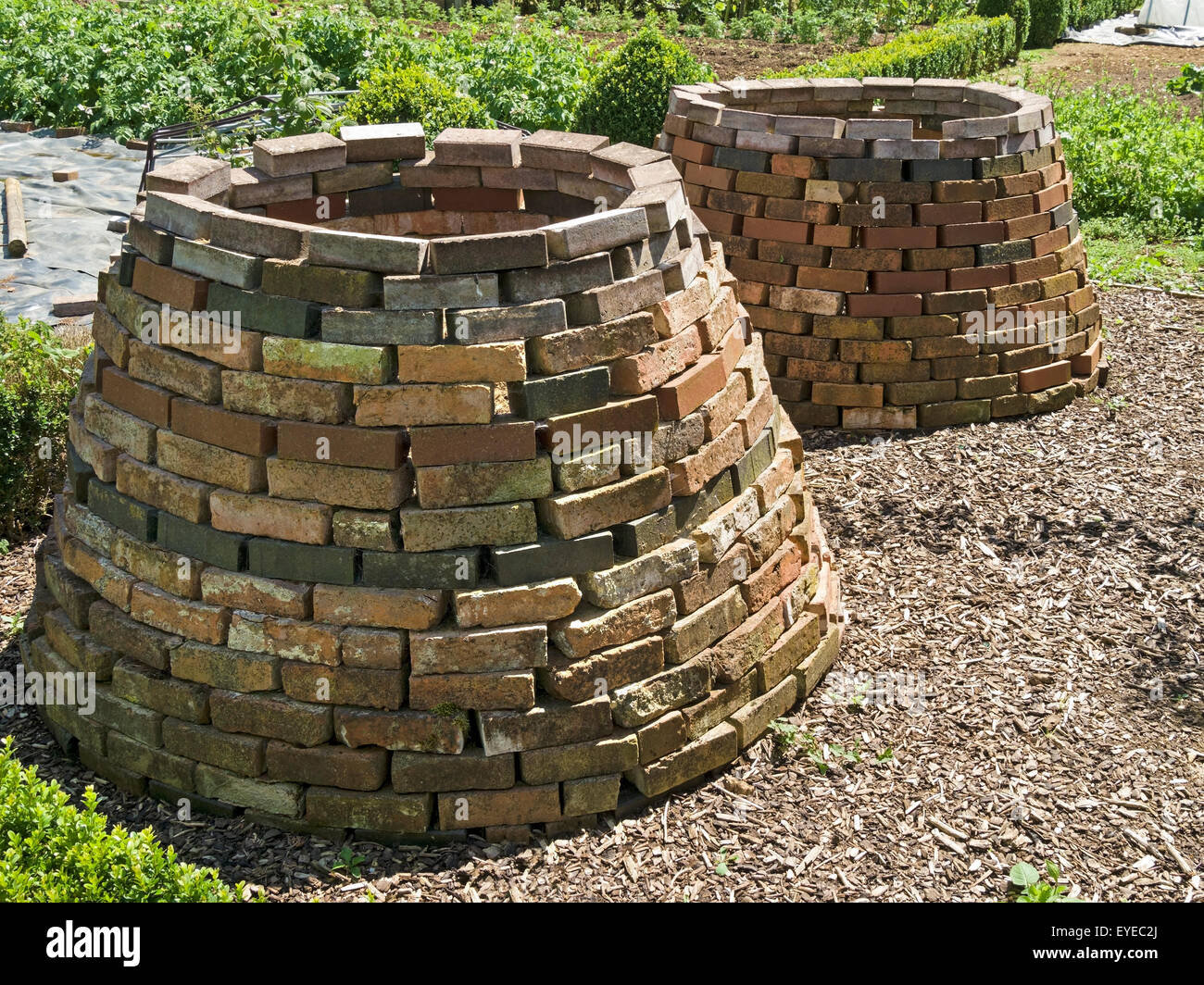 Vecchio stile vittoriano mattone compost scomparti, Barnsdale Gardens, Inghilterra, Regno Unito. Foto Stock