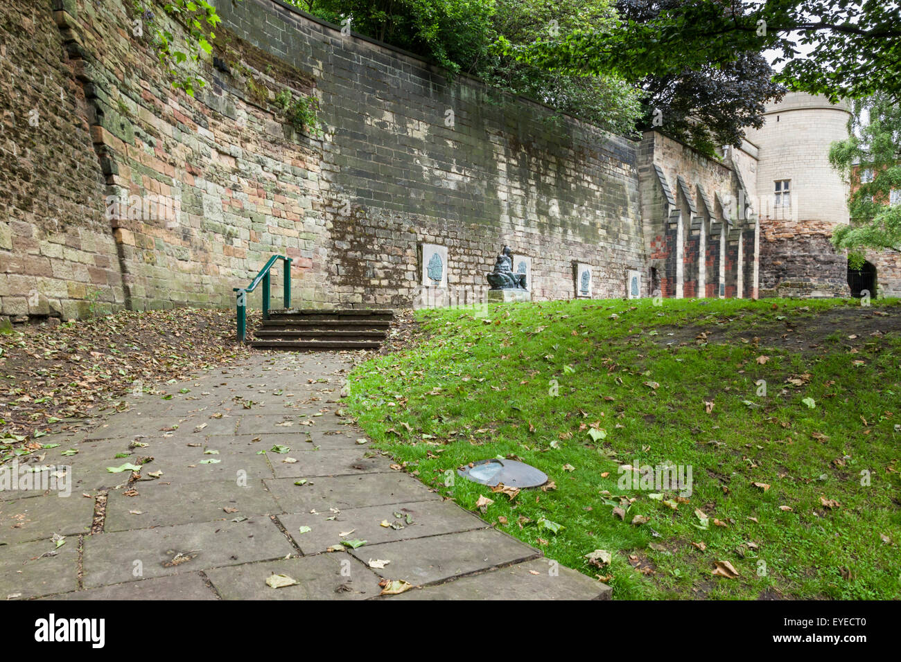 Una sezione del muro di castello a Nottingham Castle con la porta in casa la distanza, Nottingham, Inghilterra, Regno Unito. Foto Stock