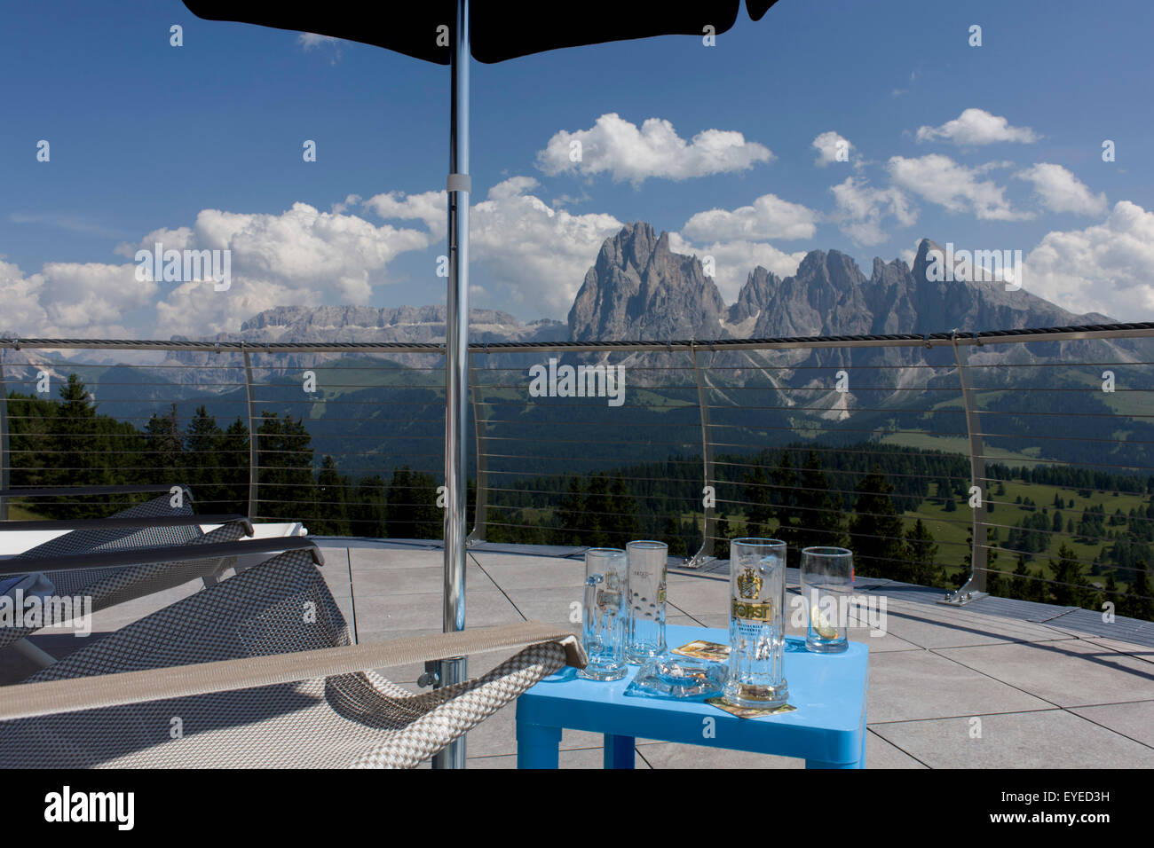 Funivia bevande terrazza panaorama sopra di Siusi Altopiano, al di sopra del Sud città tirolese di Ortisei-Sankt Ulrich in Dolomit Foto Stock