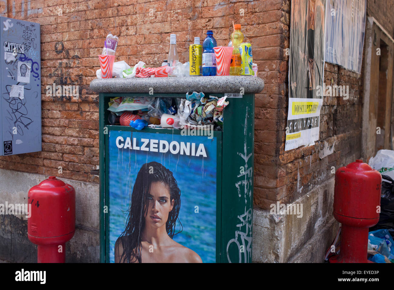 La mattina presto spazzatura overspilling una lettiera bin nel sestiere di Dorsoduro, un quartiere di Venezia, Italia. Foto Stock