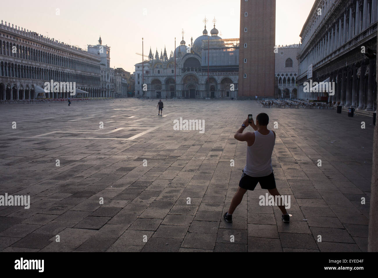La mattina presto la gente in Piazza San Marco, Venezia, Italia. Foto Stock