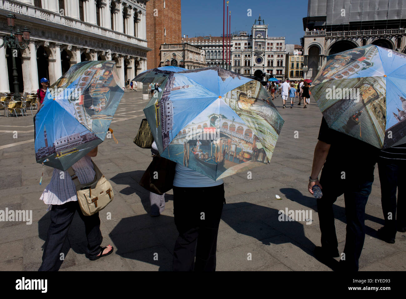 Ombrelli Turistica in Piazza San Marco, Venezia, Italia Foto Stock