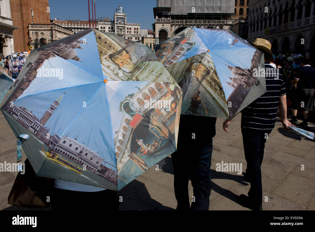 Ombrelli Turistica in Piazza San Marco, Venezia, Italia Foto Stock