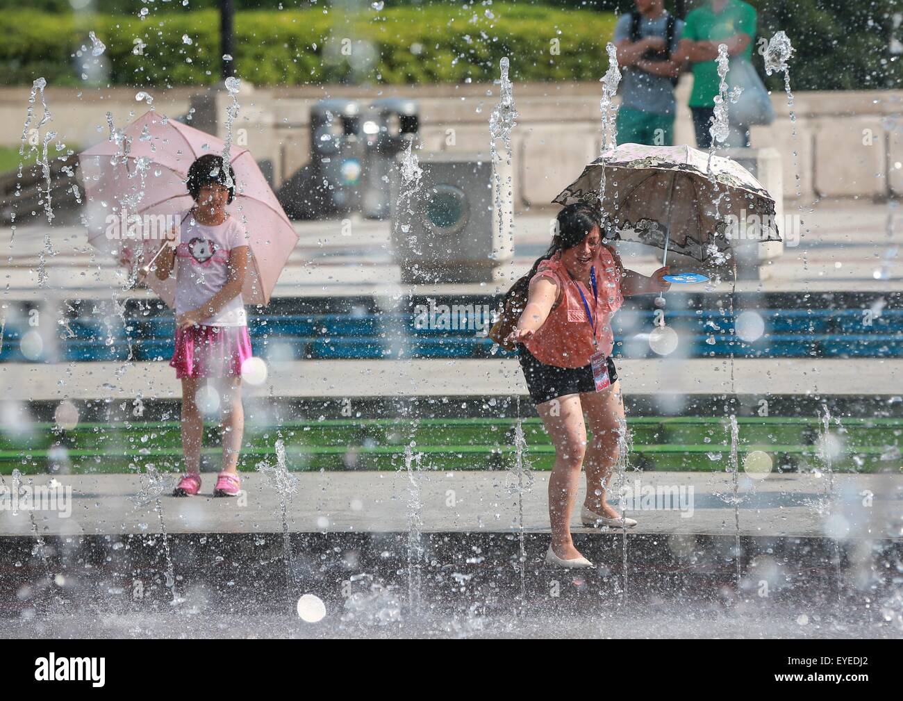 Shanghai, Cina. 28 Luglio, 2015. I cittadini all'occorrenza si possono trasformare in circa in corrispondenza di una fontana a Shanghai in Cina orientale, luglio 28, 2015. La temperatura massima di Shanghai il martedì ha raggiunto 38,4 gradi centigradi. © Ding Ting/Xinhua/Alamy Live News Foto Stock