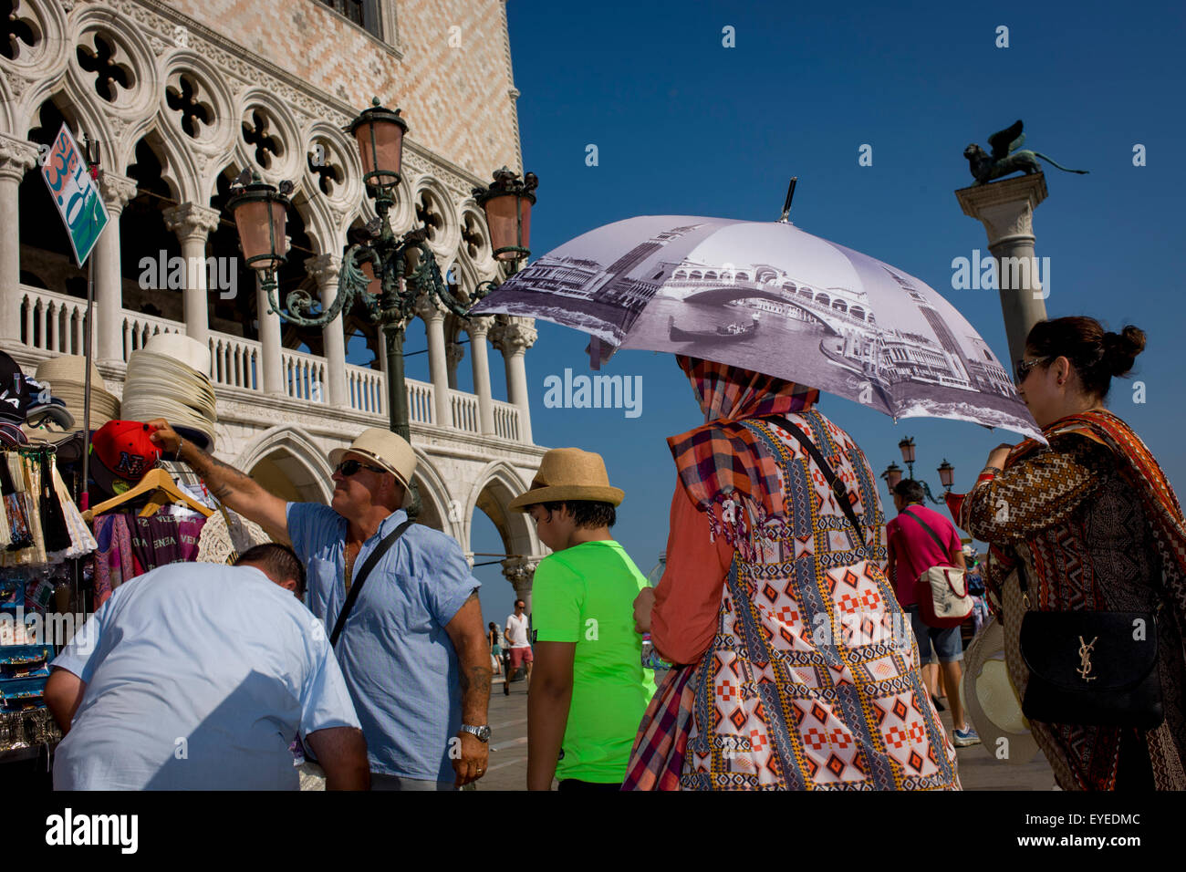 Ombrello Turistica in Piazza San Marco, Venezia, Italia Foto Stock