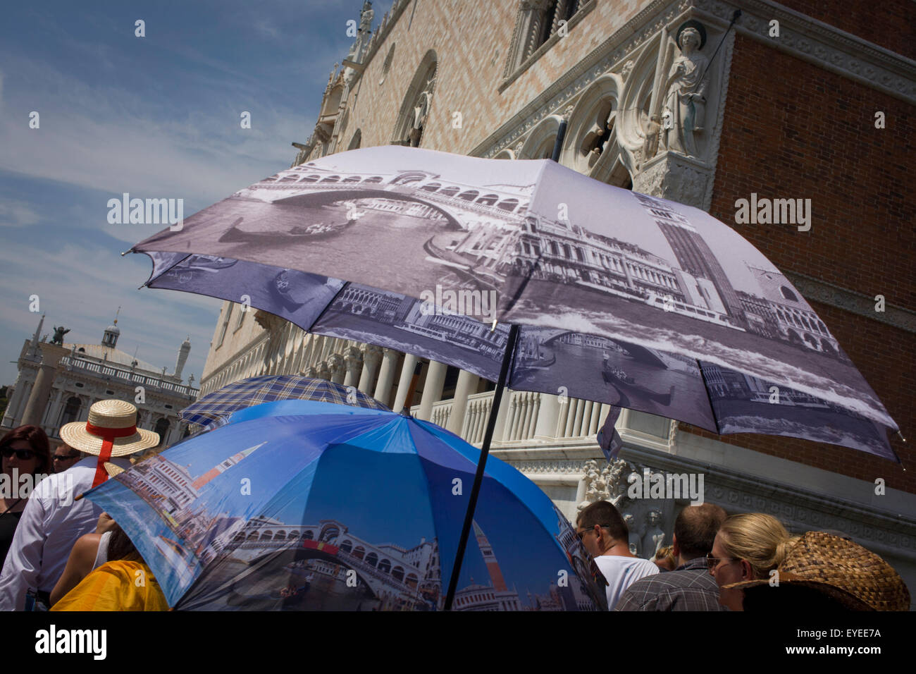Ombrelli Turistica in Piazza San Marco, Venezia, Italia Foto Stock