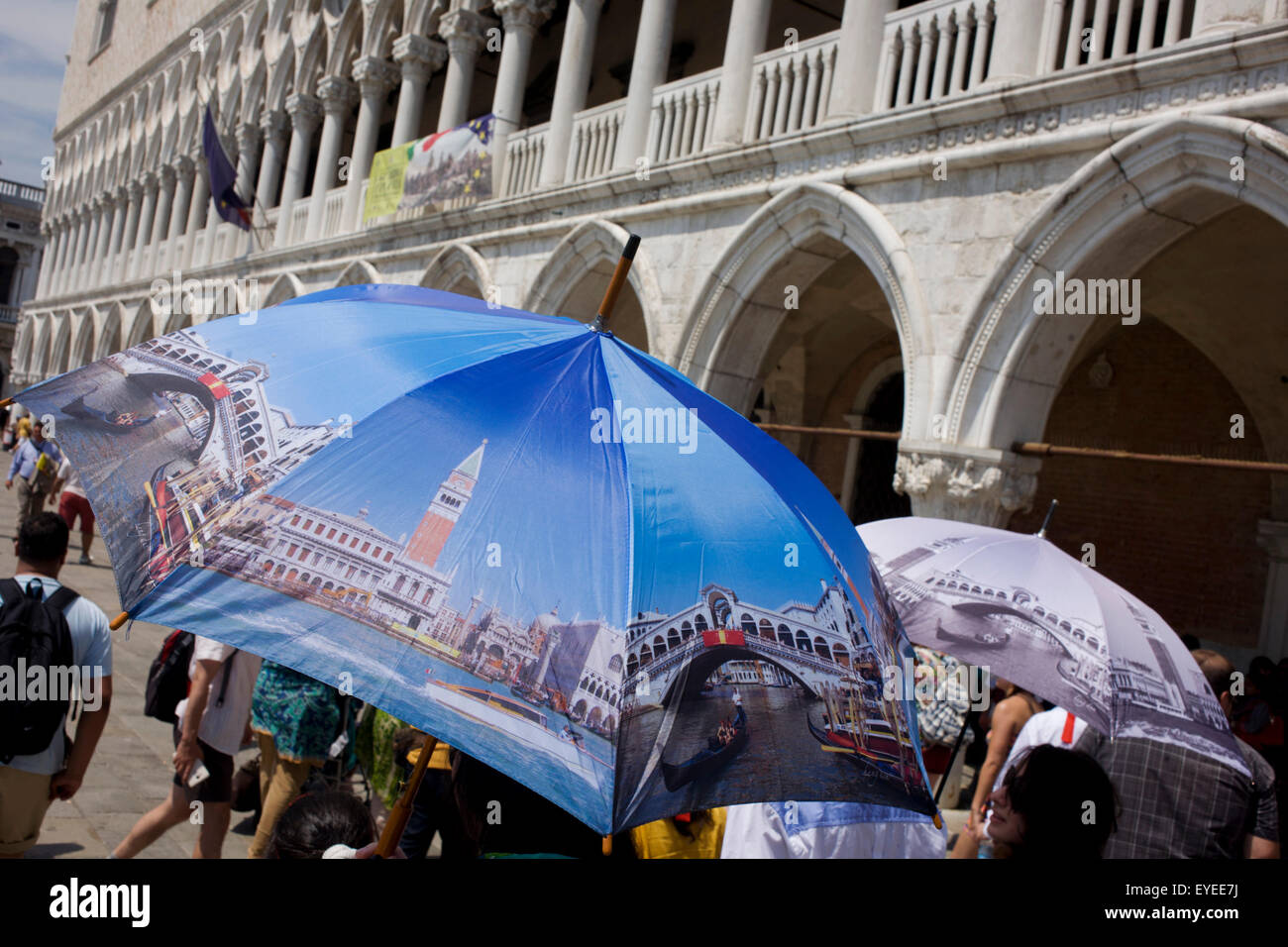 Ombrelli Turistica in Piazza San Marco, Venezia, Italia Foto Stock