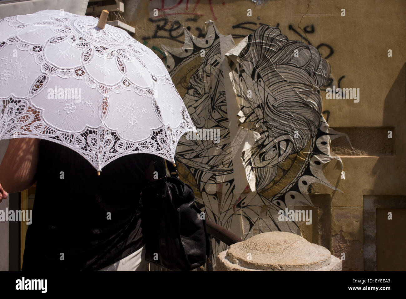 Un poster di strada per un evento di arti echi laccio texture di un ombrello essendo utilizzato contro il sole in Piazza San Marco Foto Stock