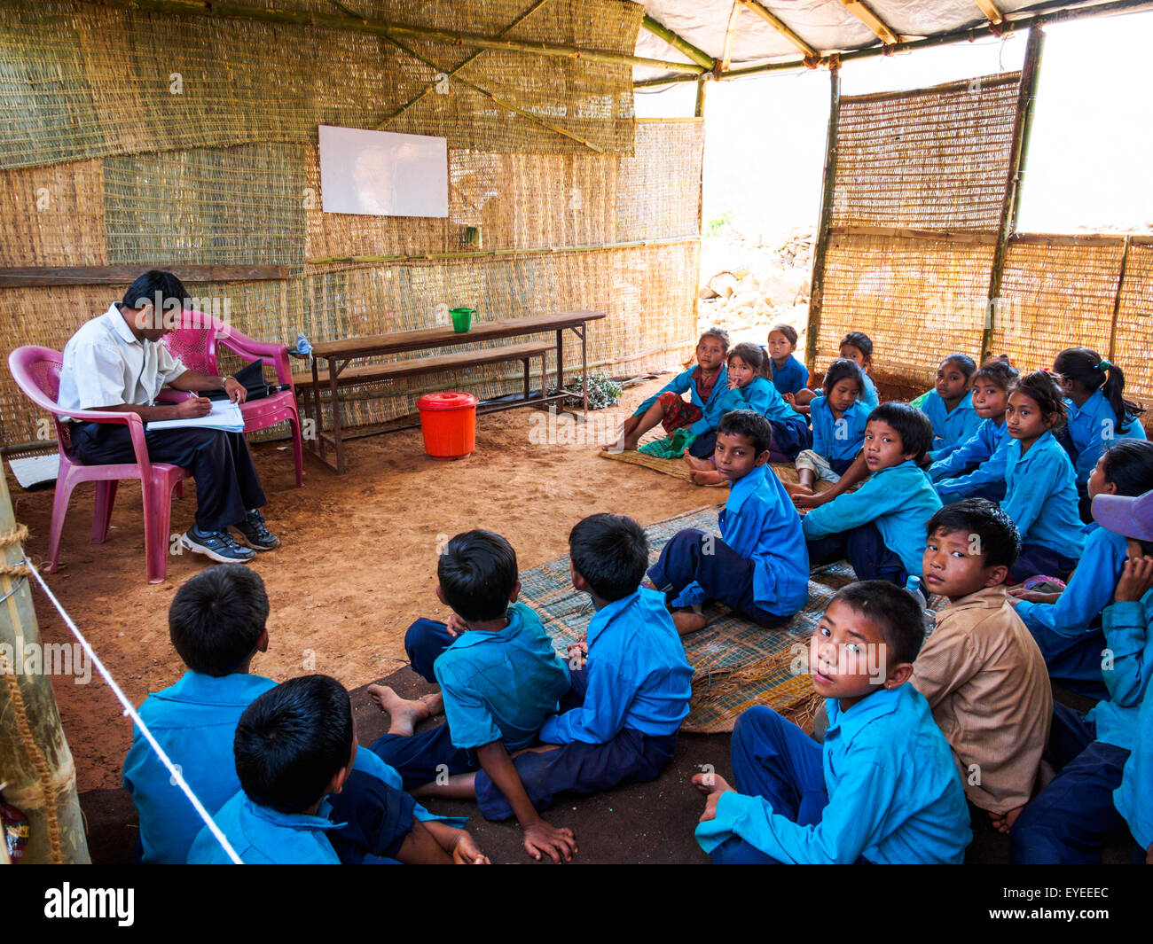 Classe del Nepal i bambini del villaggio in temporanea edificio scolastico dopo il terremoto del 2015. Foto Stock