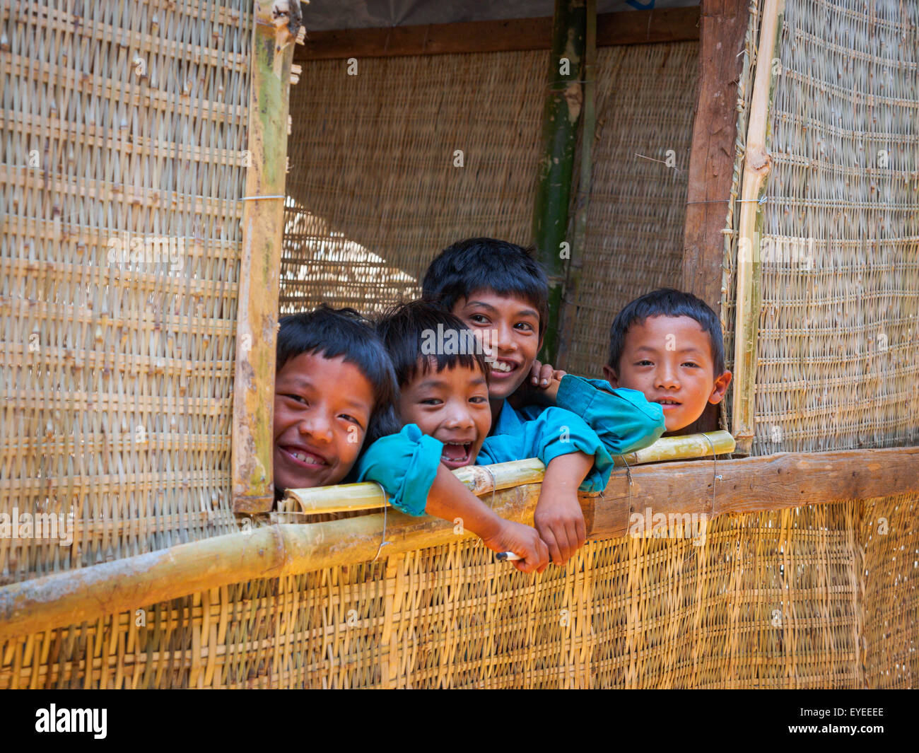 In Nepal i bambini del villaggio in temporanea edificio scolastico dopo il terremoto del 2015. Foto Stock