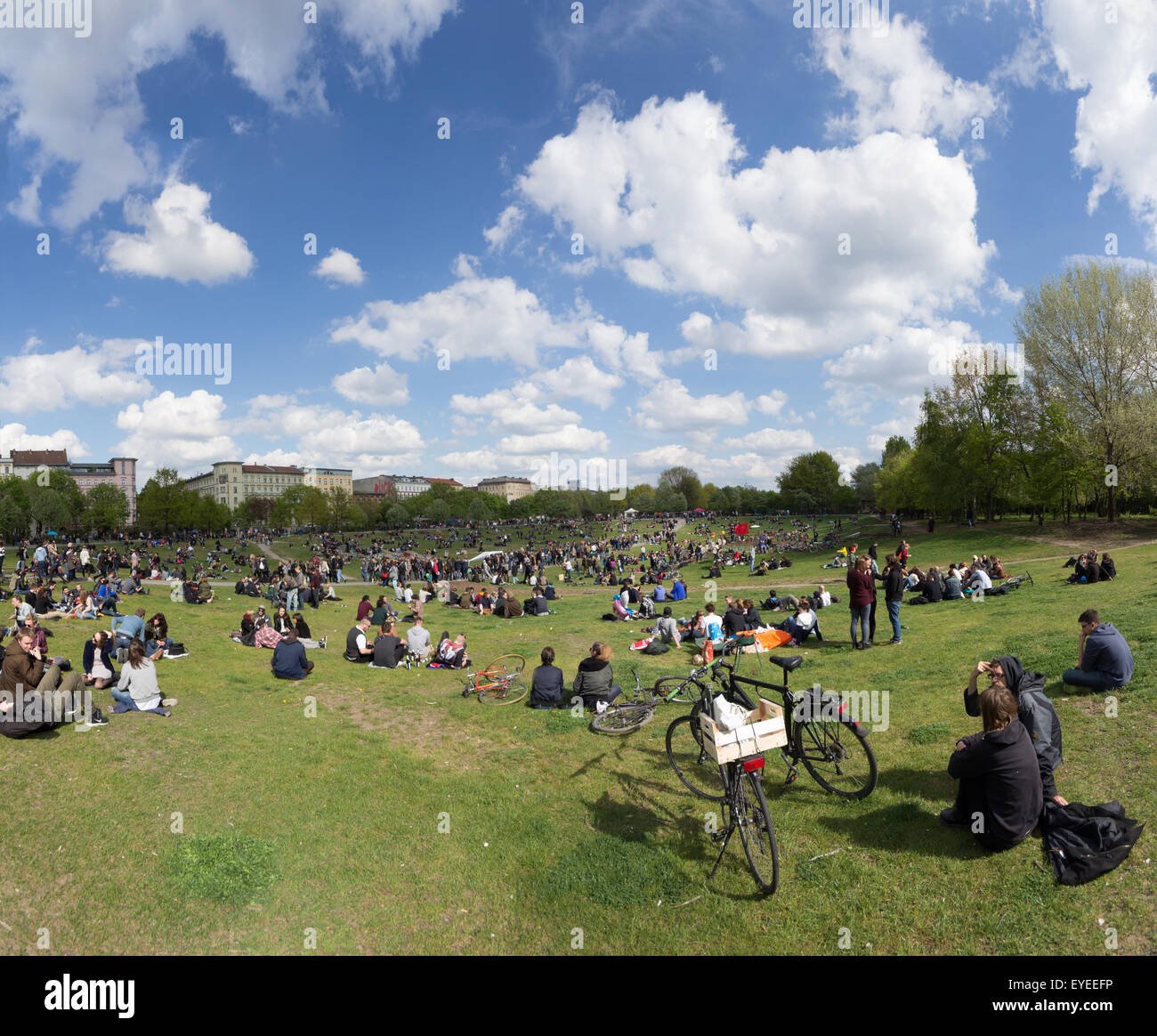 La gente sul prato in Goerlitzer park il 01 maggio 2015, Kreuzberg di Berlino Foto Stock