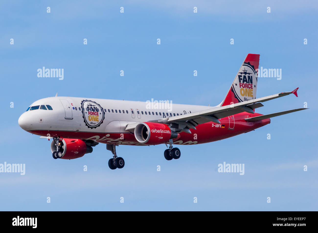 Air Berlin Airbus A320-200 con una ventola vigore uno sbarco di pittura presso l'Aeroporto Internazionale di Francoforte (FRA). Luglio 26, 2015 Foto Stock