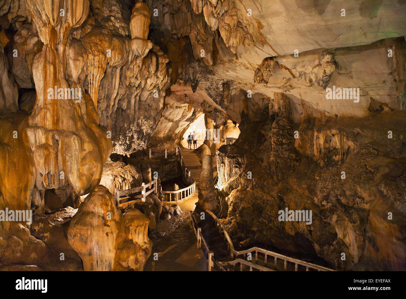 Camminamenti in grotte fuori del Vang Vieng; Laos Foto Stock