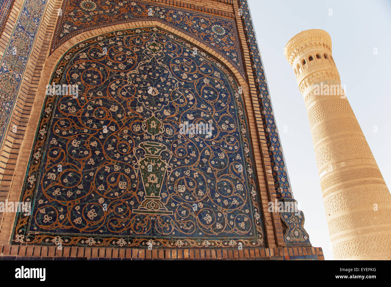 Portale decorato a Mir-I-Arab madrasa e minareto Kalon, Poi Kalon complessa, Città Vecchia; Bukhara, Uzbekistan Foto Stock