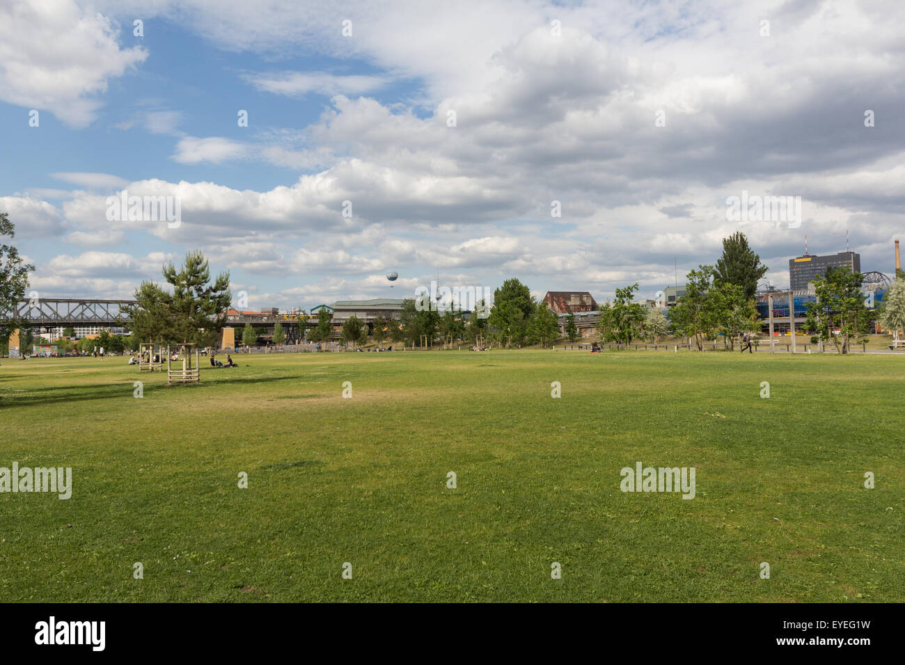 Gleisdreieck park a Berlino - prato verde nel parco pubblico sulla giornata di sole Foto Stock