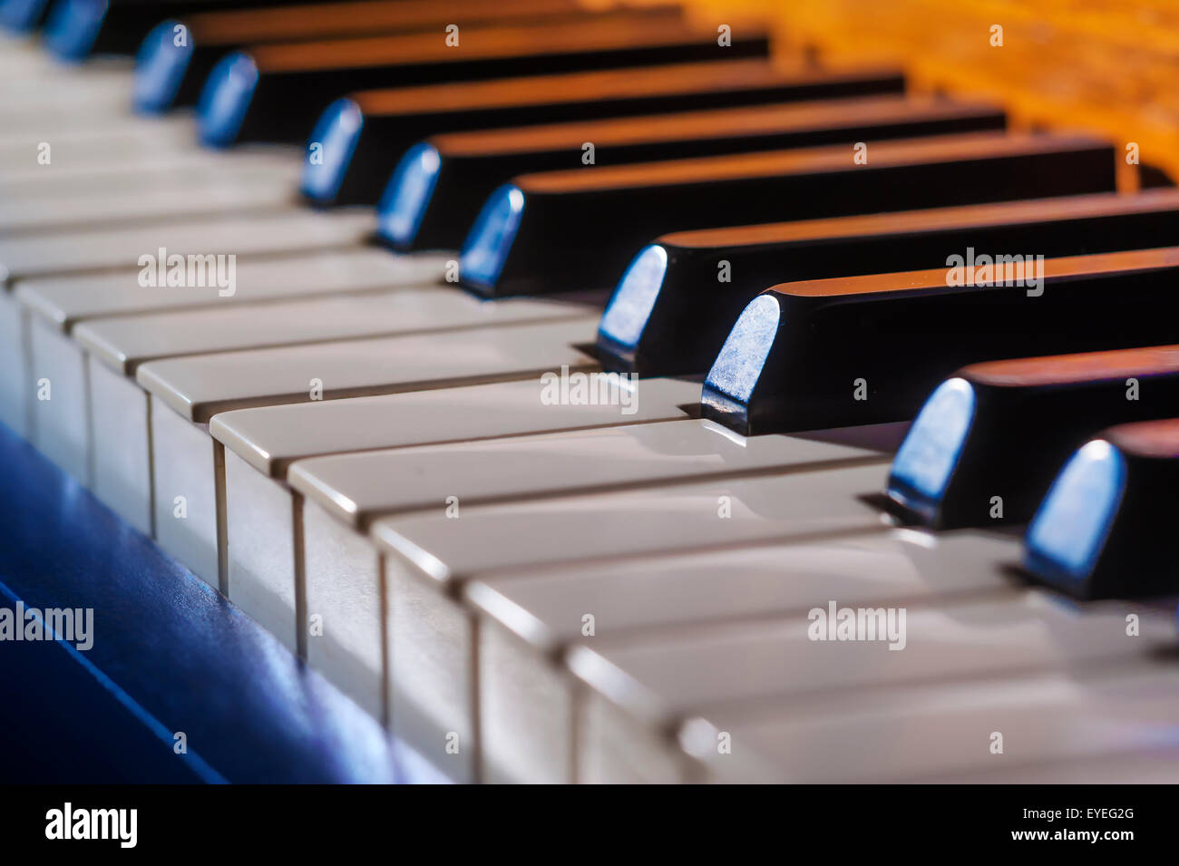 Tasti di pianoforte in fresco blu e arancio caldo Foto Stock