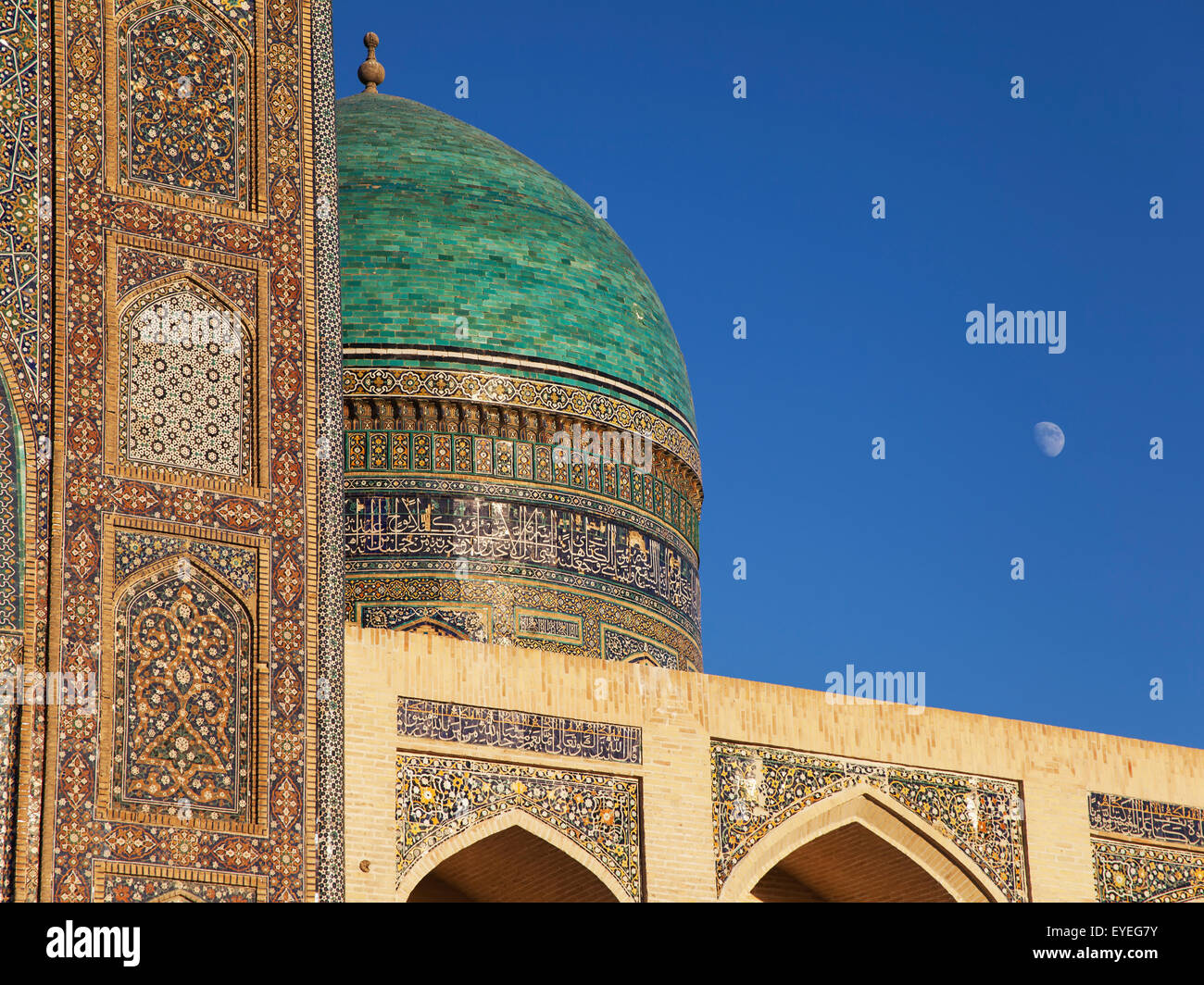 Mir-I-Arab madrasa, Poi Kalon complessa, Città Vecchia; Bukhara, Uzbekistan Foto Stock