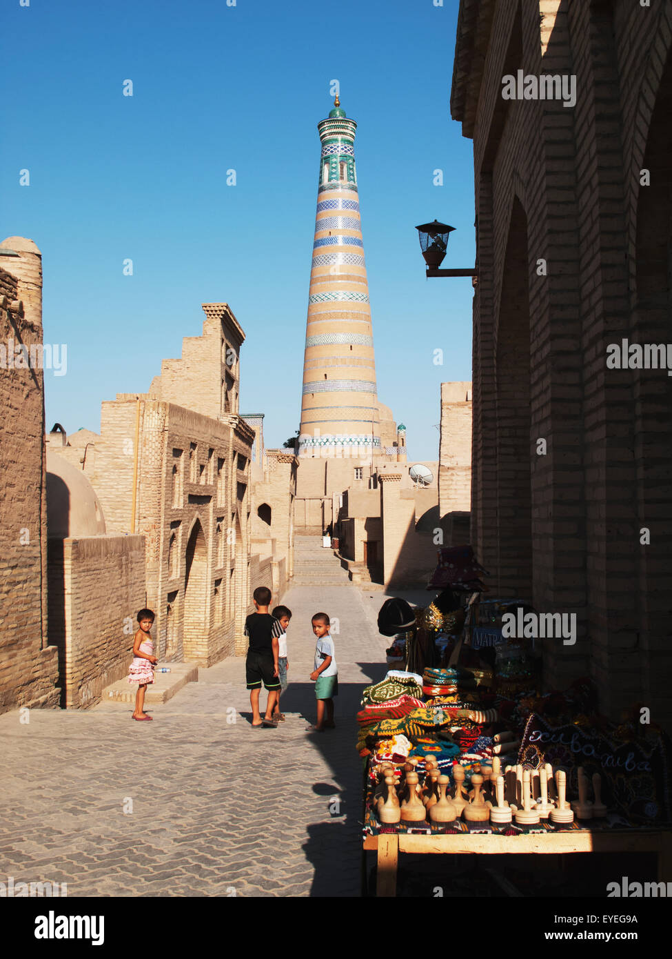L'Islam Khoja minaret, Ichan Kala città vecchia; Khiva, Uzbekistan Foto Stock