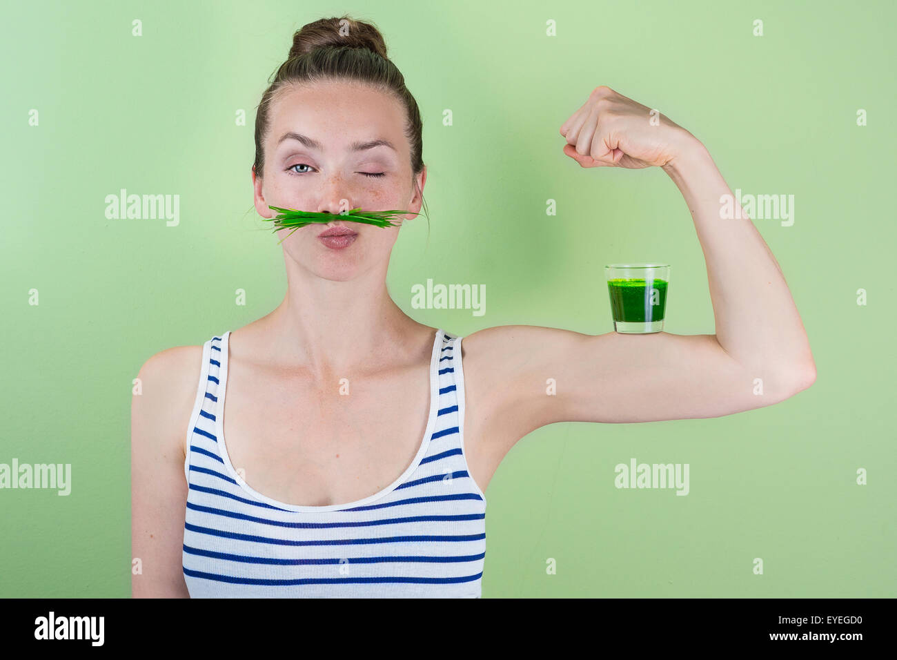 Montare e forte con frumento succo di erba Foto Stock