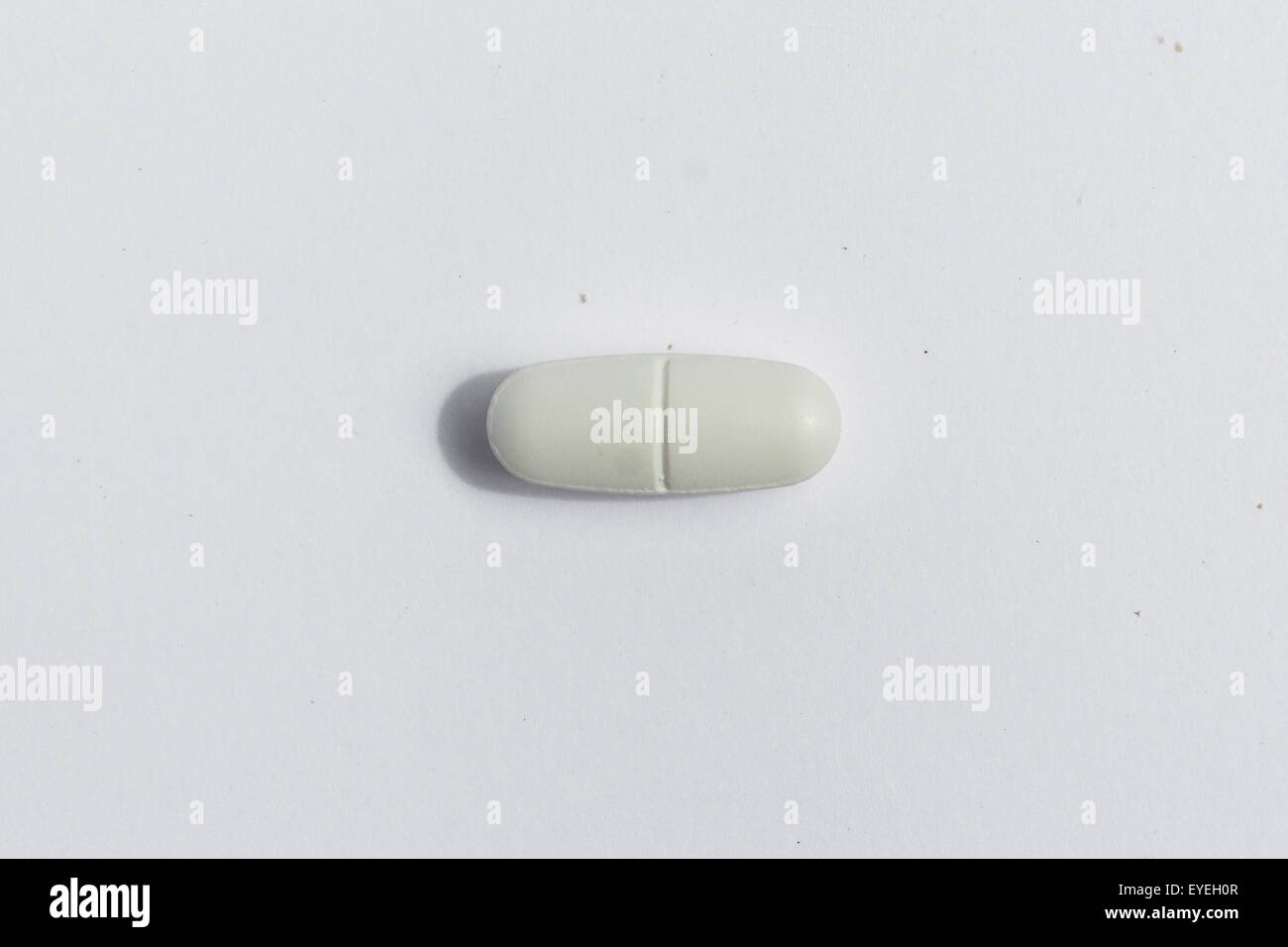 Gruppo di pillole bianco / compresse su sfondo bianco Foto Stock