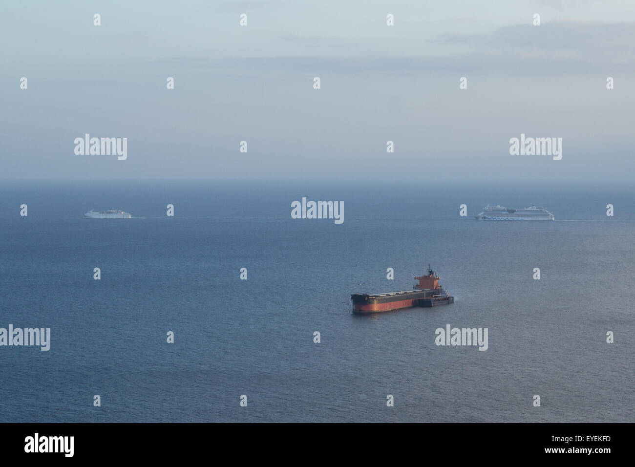 Petroliera nave sul mare con navi cruiser in background Foto Stock
