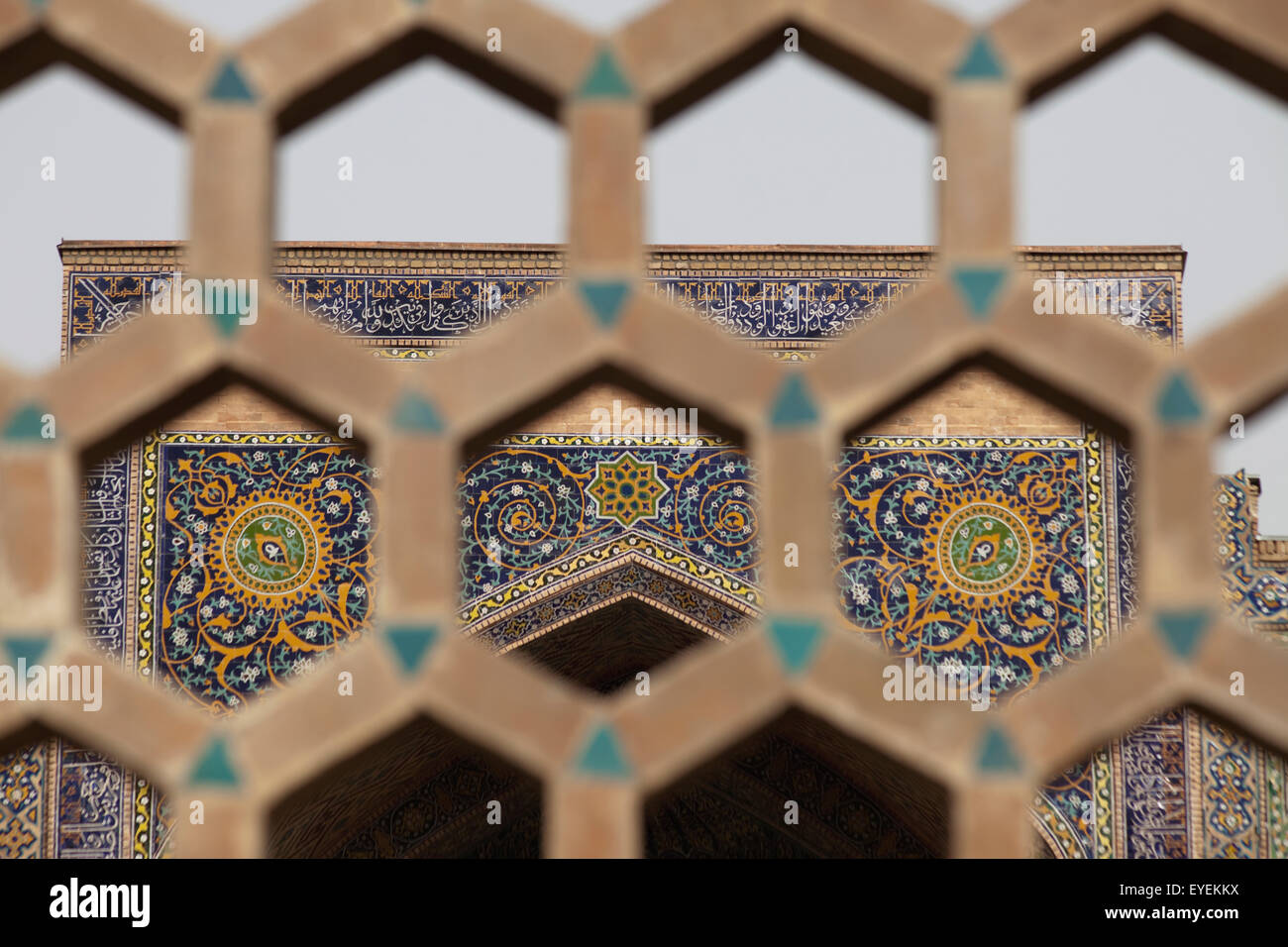 Vista sul cortile, Sher Dor madrasa, Registan Square; Samarcanda, Uzbekistan Foto Stock