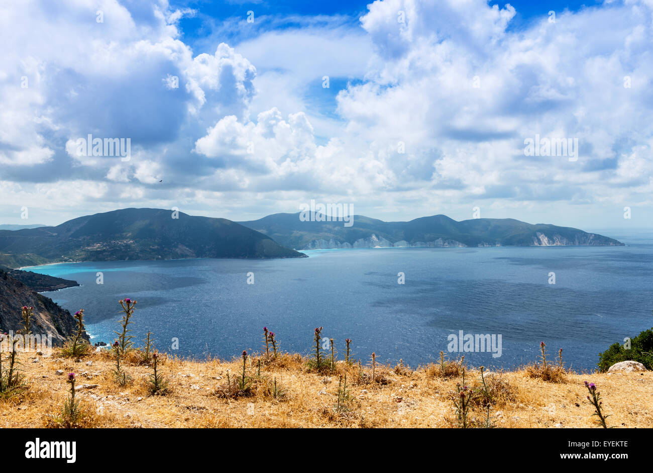 Vista dalla Spiaggia di Myrtos, l'isola di Cefalonia, Mar Ionio, Grecia Foto Stock