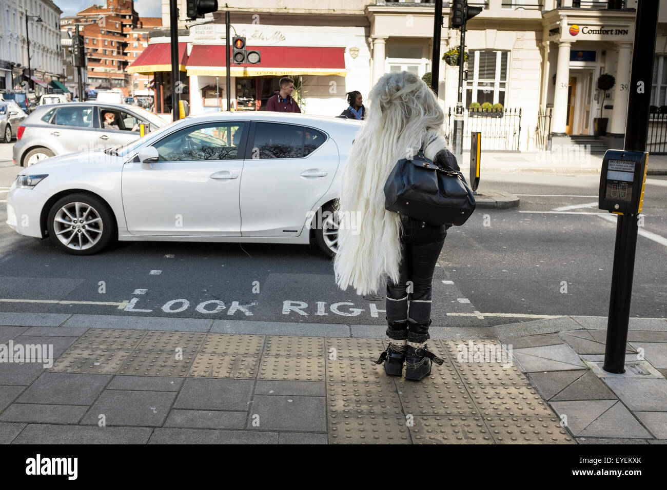 Persona con enorme e molto lunghi capelli bianchi nelle strade di Londra, Regno Unito Foto Stock